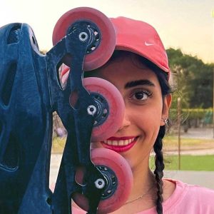 مربی اسکیت شقایق موسی زاده در حال آموزش اسکیت به هنرجویان