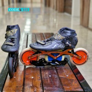 اسکیت سیمونز مدل PRO M1، سایز ۴۴، رنگ مشکی طلایی، طراحی حرفه‌ای برای سرعت و تعادل بالا