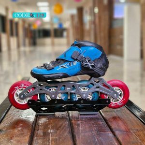 اسکیت سرعتی X-Tech SD سایز ۳۵، رنگ مشکی آبی با ترک نقره‌ای، مناسب برای اسکیت‌سواران حرفه‌ای و نیمه‌حرفه‌ای
