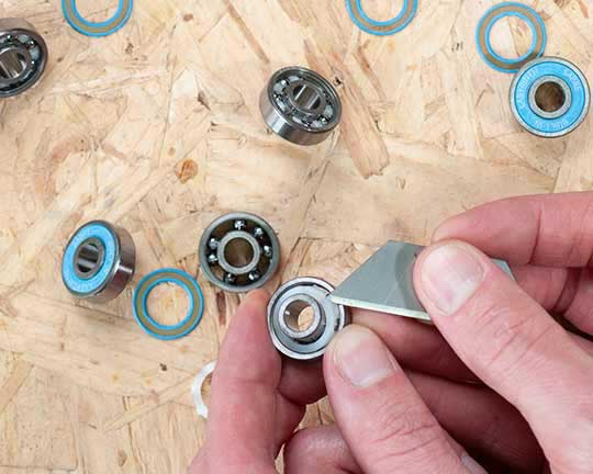 چگونه بلبرینگ‌های اسکیت را تمیز و روان کنیم؟ راهنمای گام به گام 3